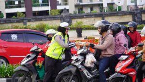 Sinergi Polri dan Media: Berbagi Takjil dan Kebersamaan di Bulan Suci